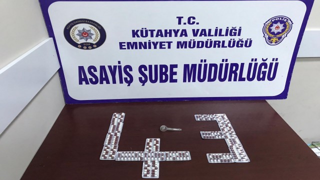 Kütahyada “dur” ihtarına uymayan araçta uyuşturucu hap ele geçirildi