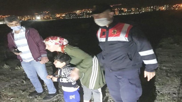 Kütahyada kaybolan 4 yaşındaki çocuk boş arazide bulundu