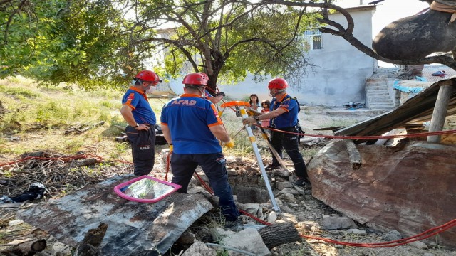 Kuyuda 3 gündür mahsur kalan yavru köpek kurtarıldı