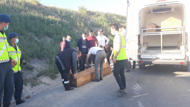 Kuzey Marmara Otoyolunda virajı alamayan tır devrildi: 1 ölü