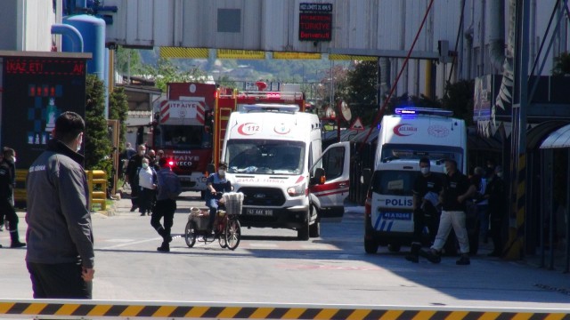 Lastik fabrikasında çıkan yangında bir işçi dumandan etkilendi