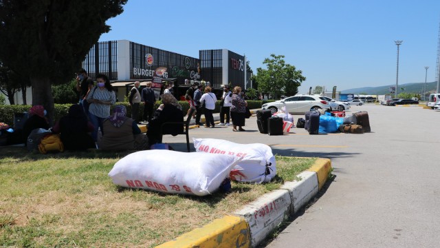 Lastik patladı yalanı ile 24 yolcuyu TEMin kenarına terk etti