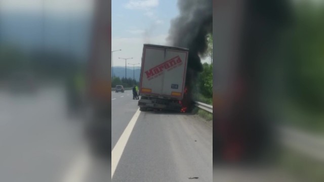 Lastikleri patlayan tır alev alev yandı