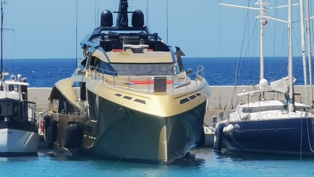 Lüks yat Kuşadası Marinaya demir attı