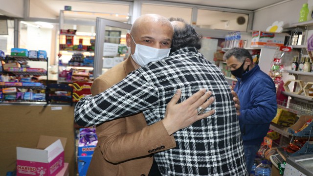 Mahalle bakkalının veresiye defterini ödediler