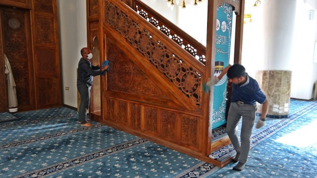 Mahalle sakinlerinden cami temizliği