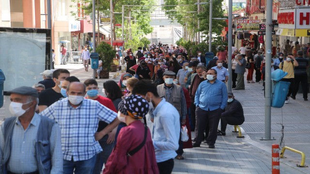 Malatyada kontrollü normalleşmede metrelerce kuyruk oluştu