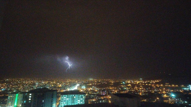 Malatyada şimşekler geceyi aydınlattı