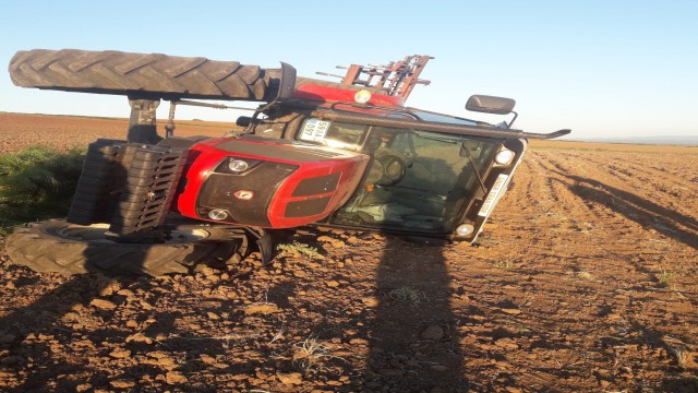 Malkarada traktör devrildi