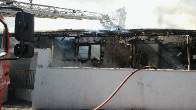 Maltepede gecekondunun alev alev yandığı anlar kamerada