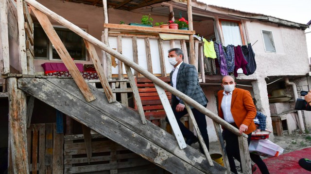 Mamak Belediye Başkanı Köse, çocuklara bayram hediyesi dağıttı
