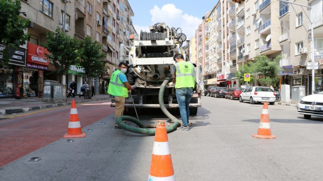 Manisa merkezin altyapı temizlikleri sürüyor