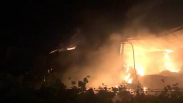 Manisada besi çiftliğinin saman deposu alevlere teslim oldu