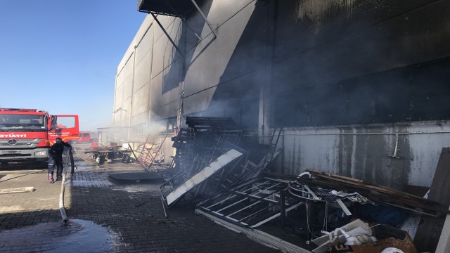 Manisada mobilya fabrikasında korkutan yangın