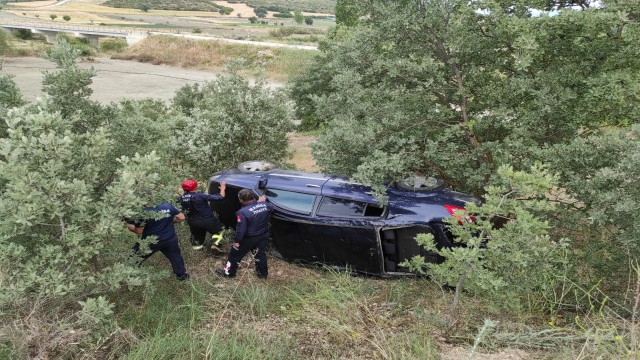 Manisada otomobil şarampole yuvarlandı: 3 yaralı
