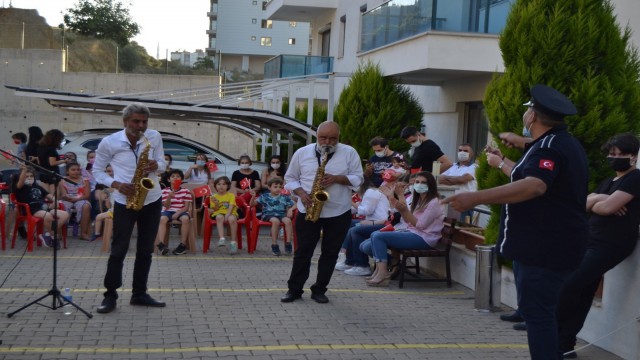 Manisada site sakinlerinden muhteşem kutlama