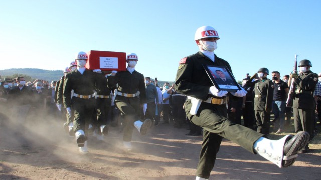 Manisalılar şehit teğmenini dualarla uğurladı