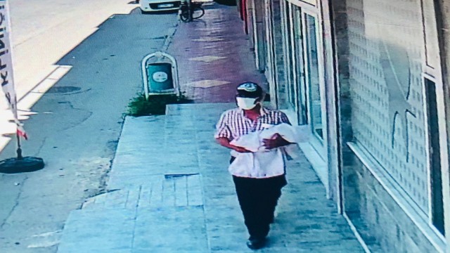 Maviş bebek kaldırıma terk edilmeye böyle götürüldü