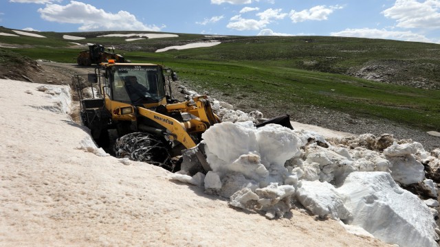 Mayıs ayında 2-3 metreyi bulan karla mücadele çalışması