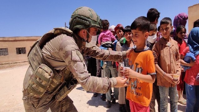 Mehmetçikten Barış Pınarı bölgesine yardım eli