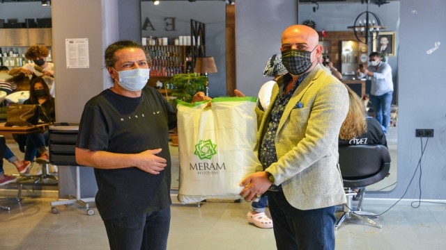 Meramda berber ve kuaförlere hijyen seti dağıtıldı