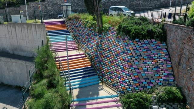 Merdivenler renklendi