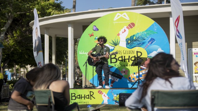 Mersinde açık havada konser keyfi