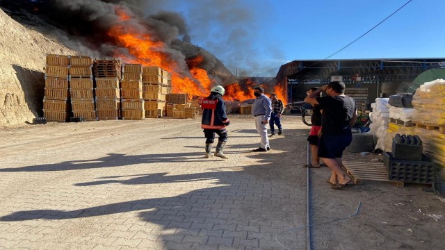 Mersinde soğuk hava deposunda çıkan yangın söndürüldü