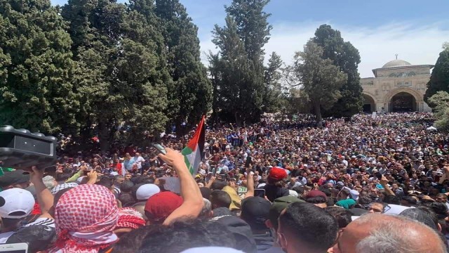 Mescid-i Aksada Ramazan ayının son cuma namazı 70 bin kişiyle kılındı