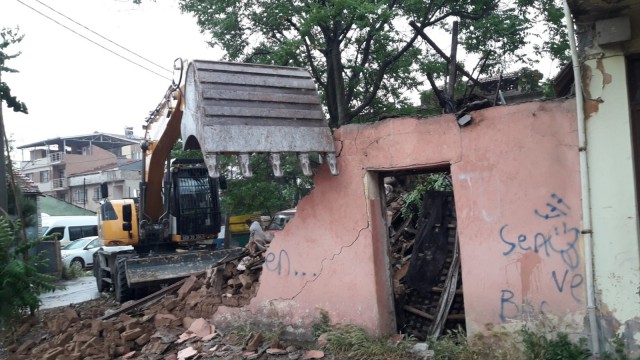 Metrûk binalar tek tek yıkılıyor