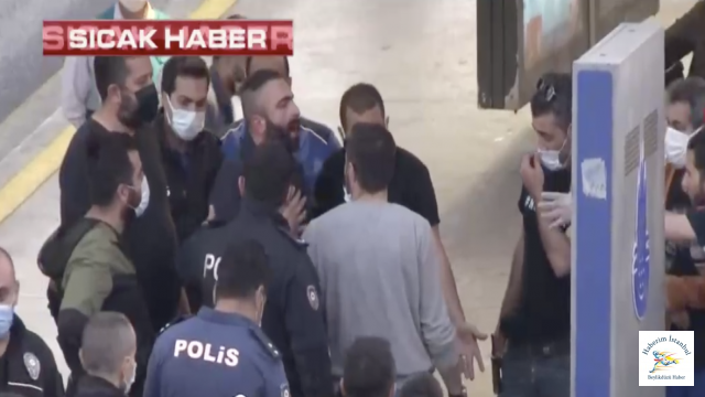 Metrobüste Kendi Boğazına Bıçak Dayadı