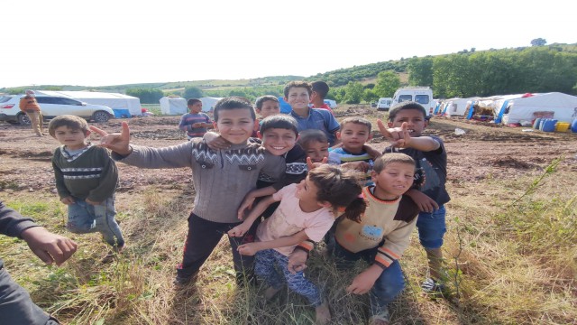 Mevsimlik işçilerin çocuklarının çıplak ayaklı oyun mutluluğu