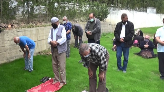 Mezarlıktaki çalışmalar durduruldu, köylüler şükür namazı kıldı