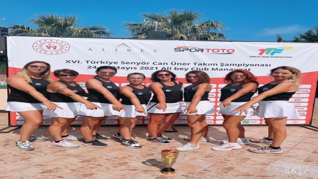 Mezitli Belediyesinin tenisçileri Antalyadan şampiyonlukla dönüyor