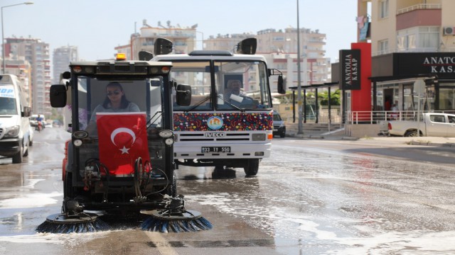 Mezitlide sokaklar dezenfekte ediliyor