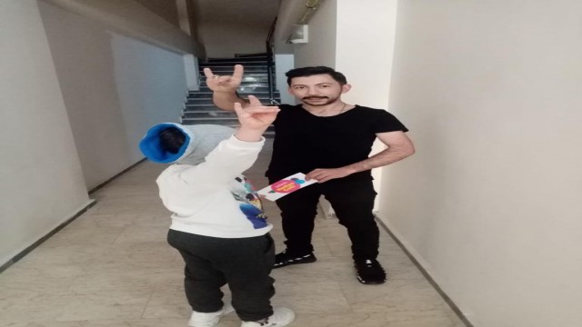 MHPliler bayramlık kıyafet alamayan çocukları sevindirdi