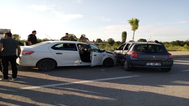 Mıcıra kapılan otomobil kaza yaptı: 1 yaralı