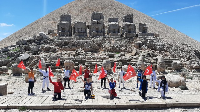Milli sporcular Nemrutun zirvesinde İstiklal Marşı okudu