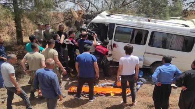 Minibüs ağacın gövdesine saplandı: 1 yaralı