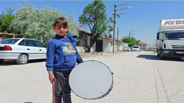 Minik davulcu Haydar mahallelinin ilgi odağı oldu