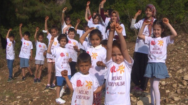 Minik yürekler tohum toplarını arılar için doğaya bıraktı