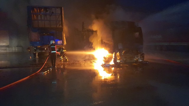 Mobilya fabrikasında tır ve dorseler alevlere teslim oldu