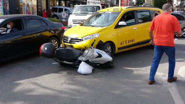 Motosiklet ile ticari taksi kafa kafaya çarpıştı