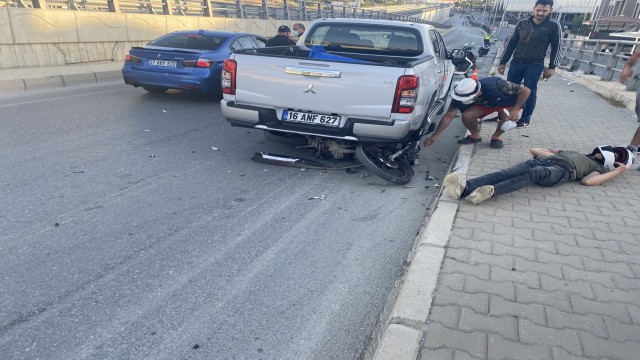 Motosiklet park halindeki kamyonete çarptı: 1 ağır yaralı