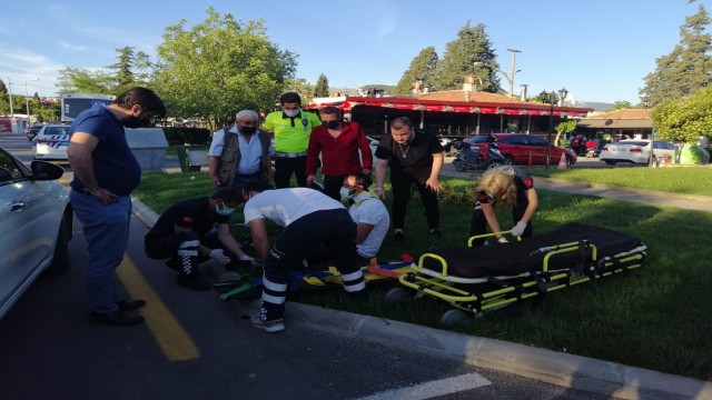 Motosiklet sürücüsünü kaskı kurtardı