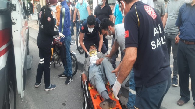 Motosiklet yayaya çarptı: 3 Yaralı