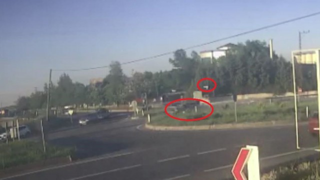 Motosikletin ikiye ayrıldığı kazanın görüntüleri ortaya çıktı