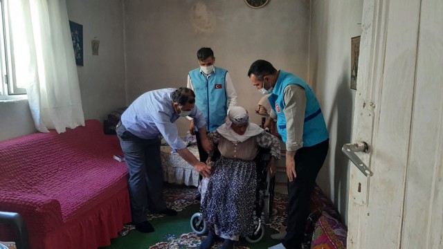 Müftülükten engellilere sandalye desteği