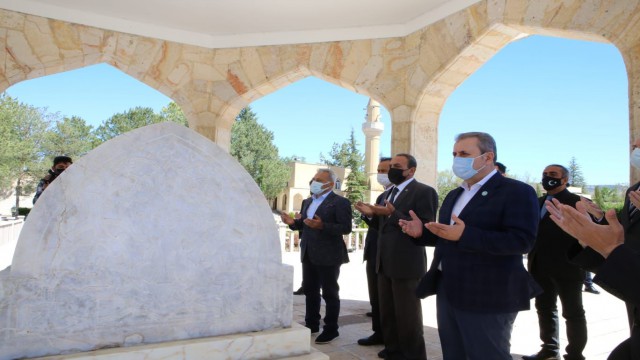 Mustafa Destici Yunus Emrenin kabrini ziyaret etti