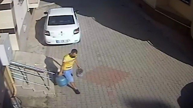 Mutfak tüpü, zeytinyağı ve bisiklet hırsızlıkları kamerada